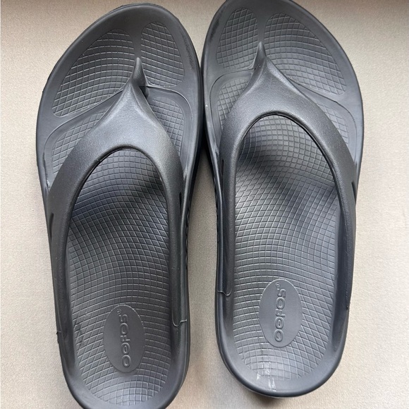 OOFOS Comfort Sandals - Picture 1 of 4
